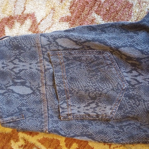 Lysse Snake Print Leggings - Picture 9 of 9